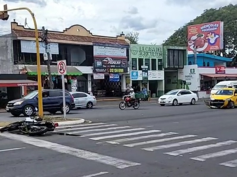 Dos lesionados tras choque de taxi y motocicleta en Colima