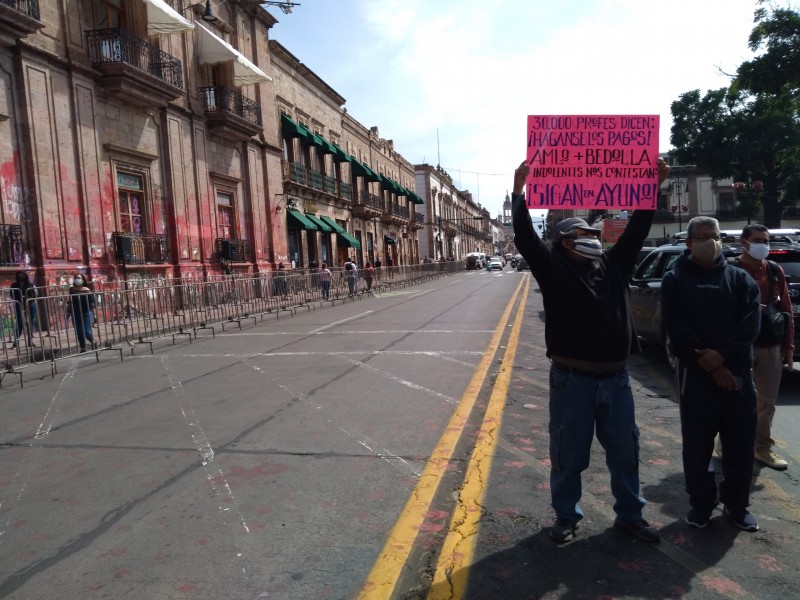 Dos maestros reclaman pago de quincenas pendientes