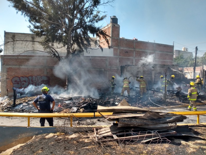 Dos mascotas pierden la vida en incendio de recicladora