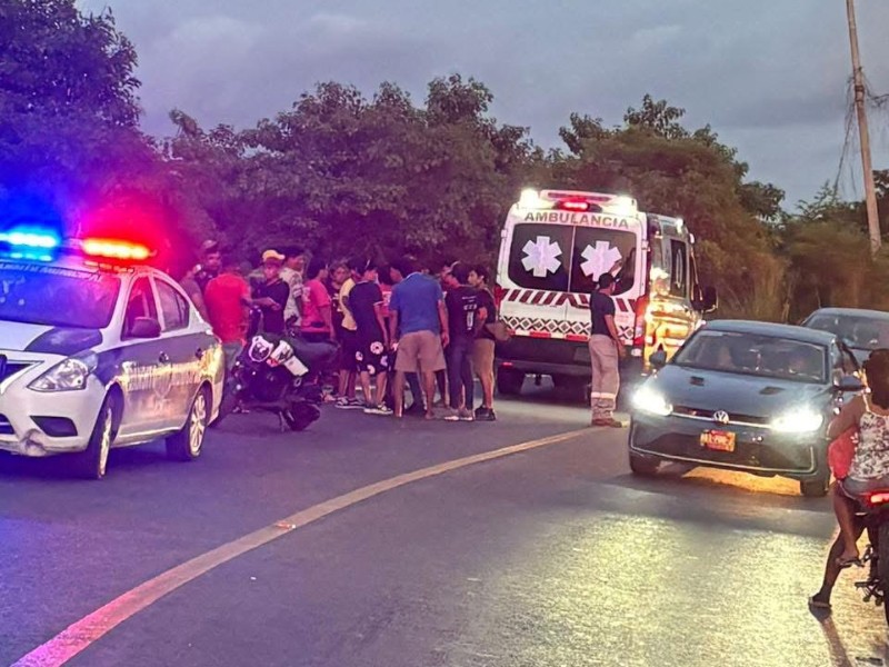 Dos menores resultan heridos tras caer de motocicleta en Coyuca