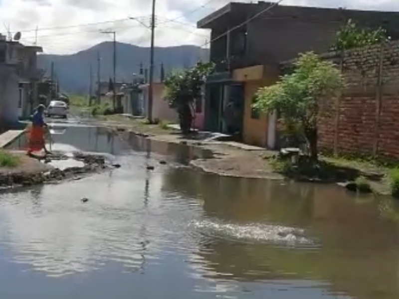 Dos meses con aguas negras estancadas en Jardines del Valle