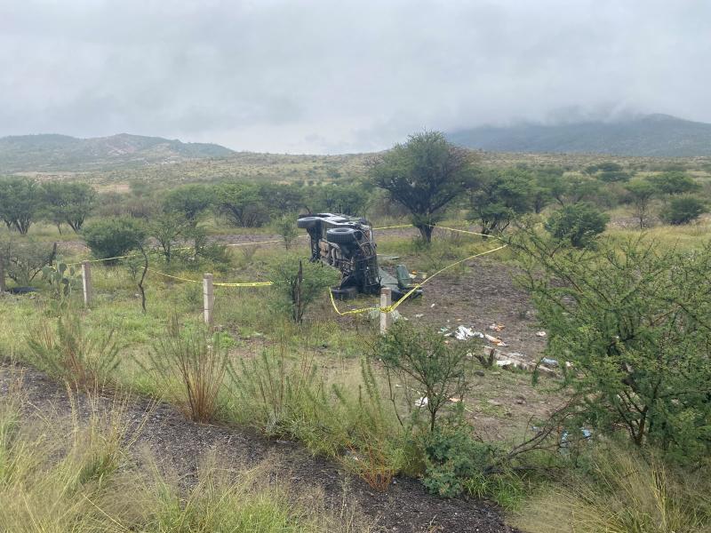 Dos militares mueren en volcadura en carretera Cuencamé-Río Grande.