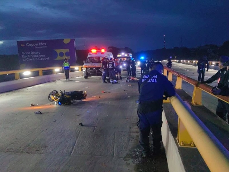 Dos motociclistas pierden la vida al impactarse en un puente en Tapachula
