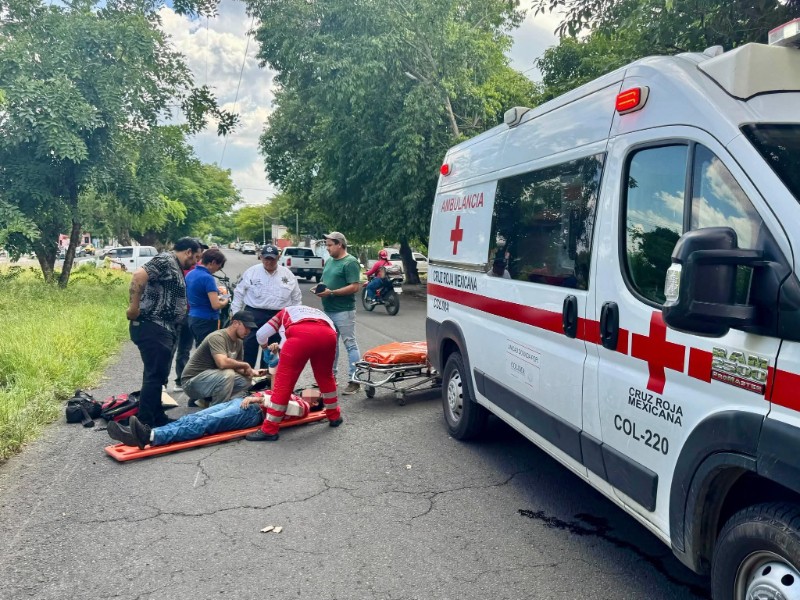 Dos motociclistas se impactan en avenida, hay un lesionado