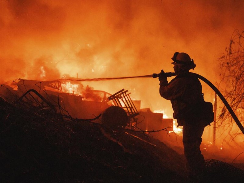 Dos muertos por incendio forestal en California