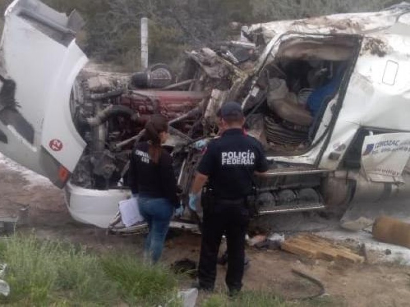 Dos muertos tras accidente de camión de carga