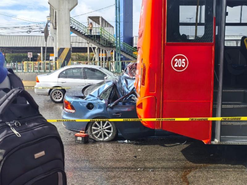 Dos muertos tras choque entre auto y autobús en Alfredo del Mazo
