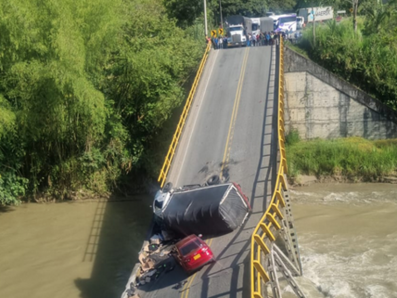 Dos muertos tras colapso de un puente en Colombia