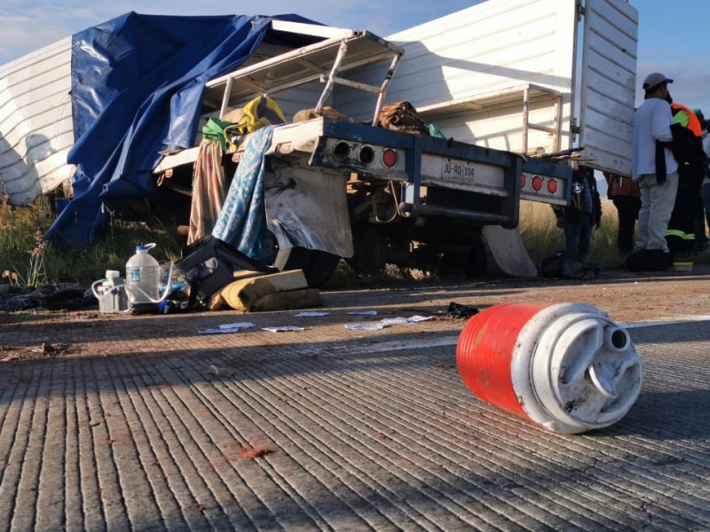 Dos muertos y 13 heridos deja accidente carretero