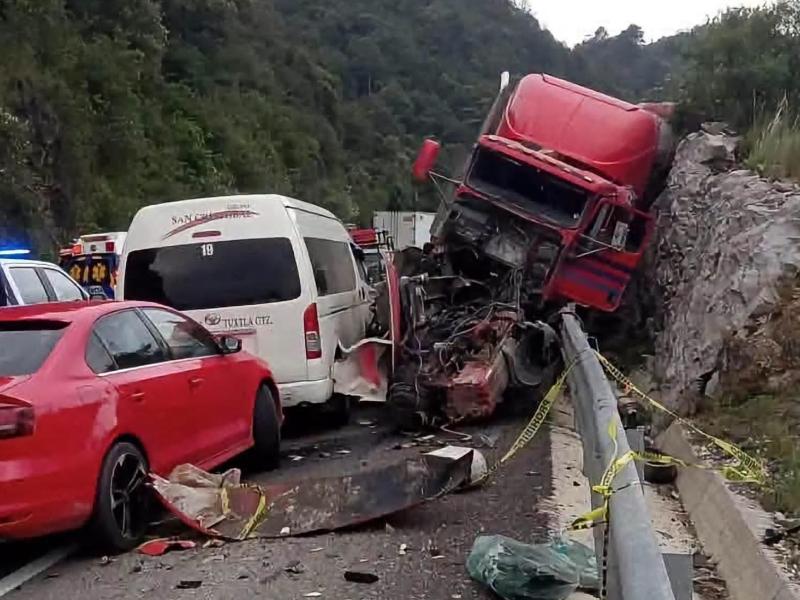 Dos muertos y 14 lesionados deja accidente carretero