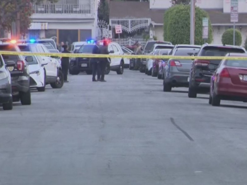 Dos muertos y cinco heridos tras tiroteo en los Ángeles