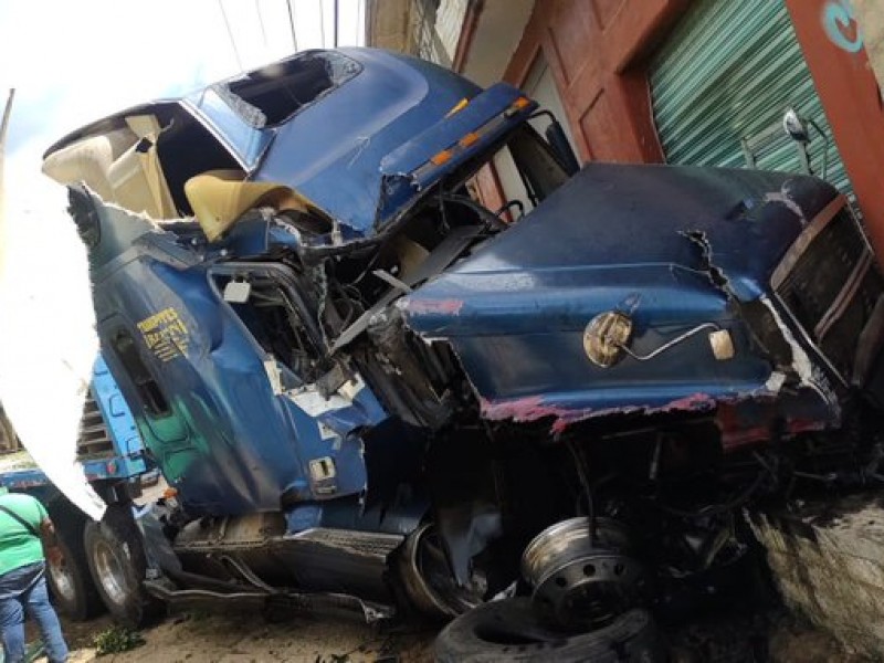 Dos muertos y dos heridos en fuerte accidente en Zimatlán