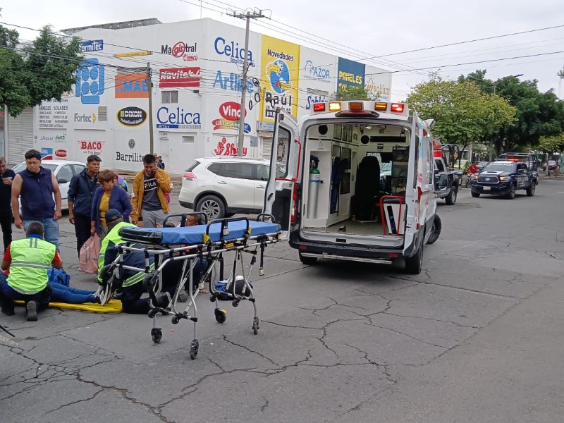 Dos mujeres lesionadas al chocar en motocicleta