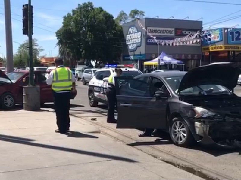 Dos mujeres lesionadas deja choque de vehículos