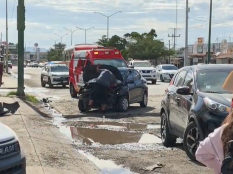 Dos mujeres lesionadas deja el choque de dos vehículos | Meganoticias