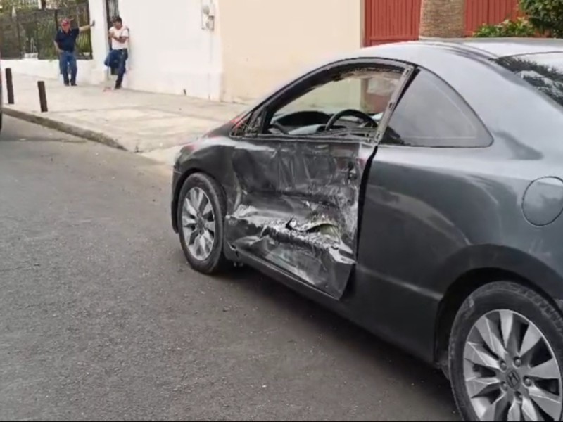 Dos mujeres resultan lesionadas en choque de vehículos