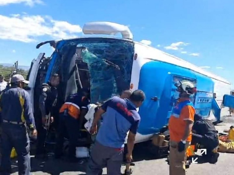 Dos personas fallecidas en volcadura de autobús en la Silao-León