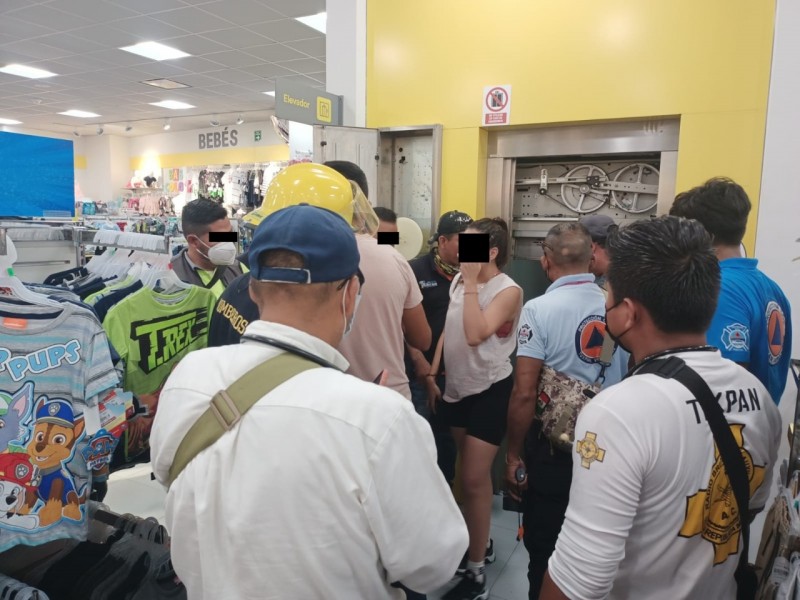 Dos personas quedaron atrapadas en elevador de tienda departamental