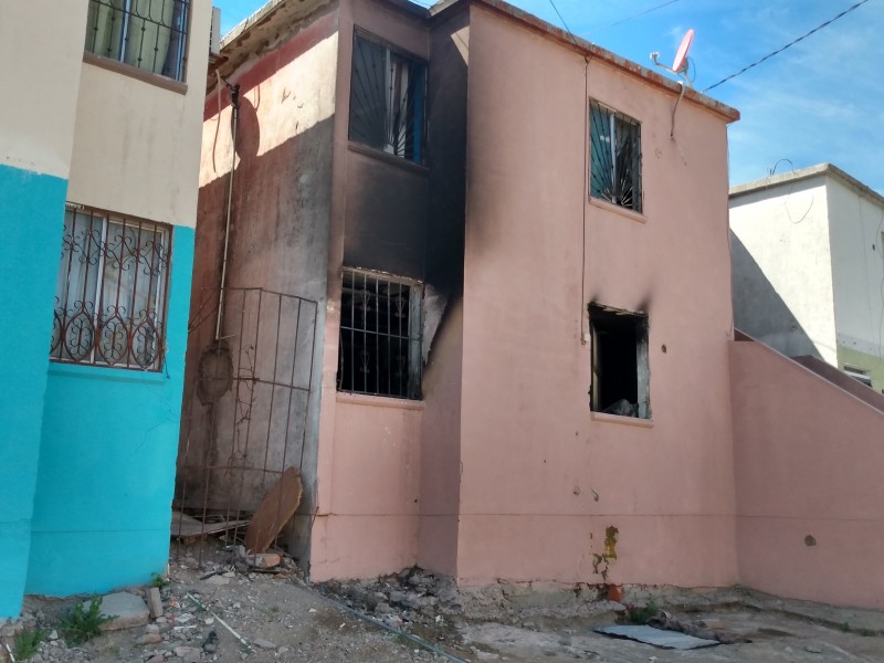 Dos personas quemadas deja incendio de vivienda