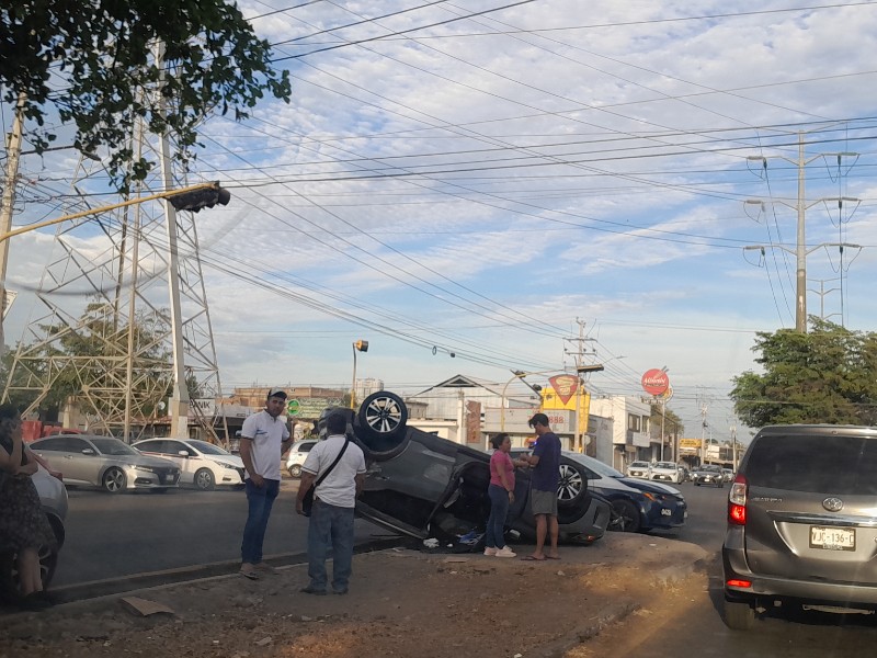 Dos personas resultan lesionadas luego de aparatoso accidente en Culiacán