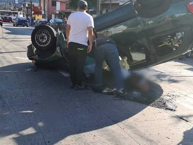 Dos personas resultaron heridas trans volcadura en Orizaba.