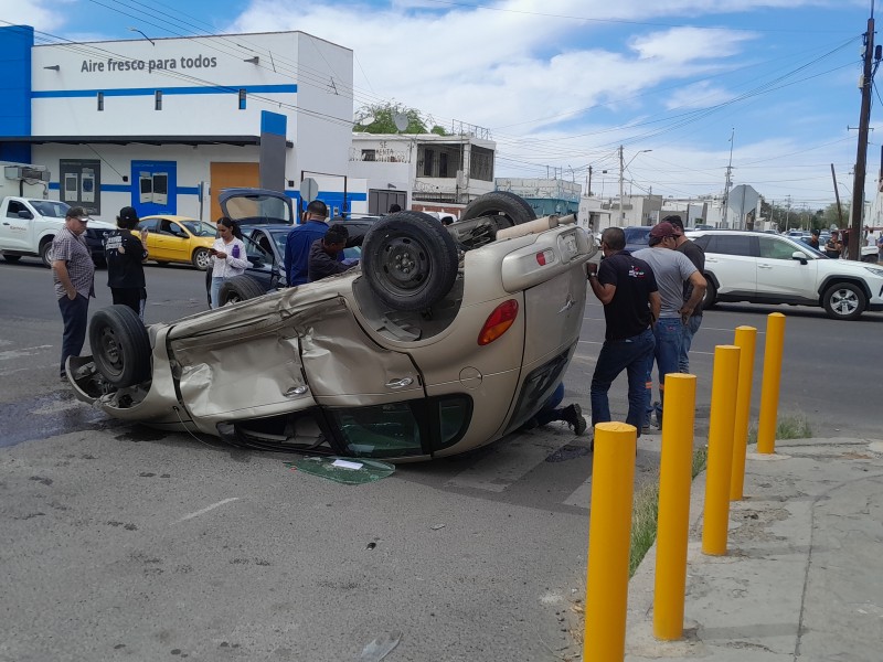 Dos personas resultaron lesionadas en choque-volcamiento de dos vehículos