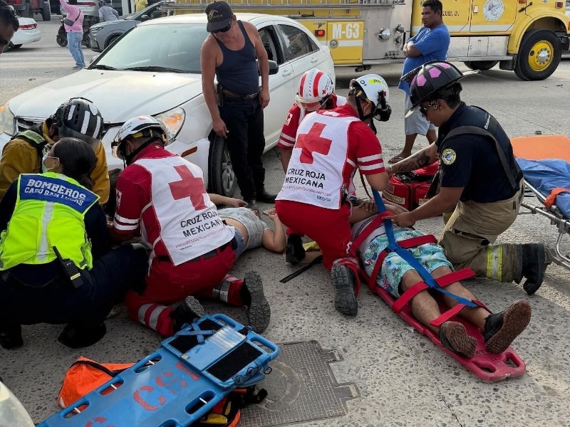 Dos personas resultaron lesionadas tras choque entre motocicleta y vehículo sedán