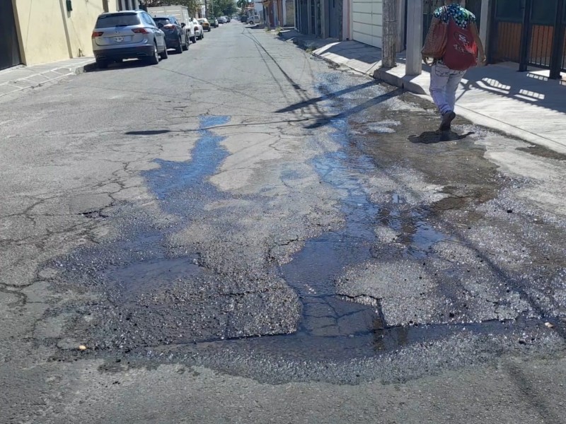 Dos semanas fugándose agua en calle Filomeno Medina