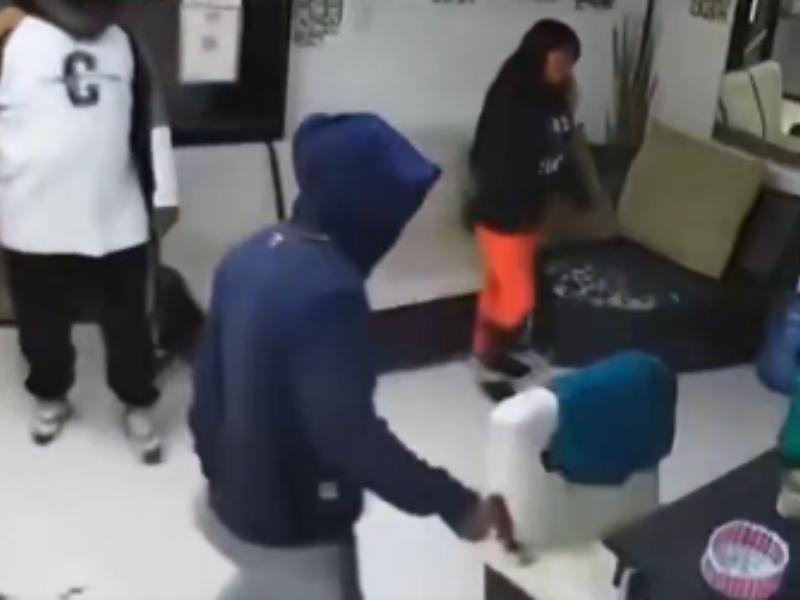 Dos sujetos armados asaltan estética en Santa Lucía ante un menor