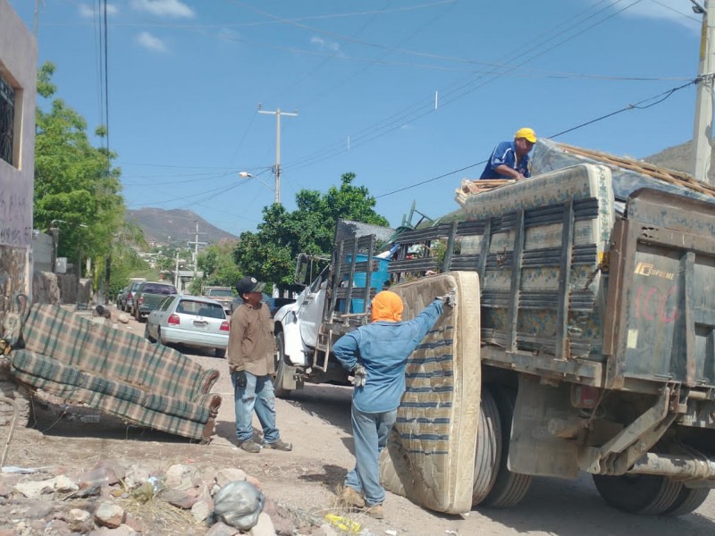 Dos toneladas de cacharros sacan de colonias