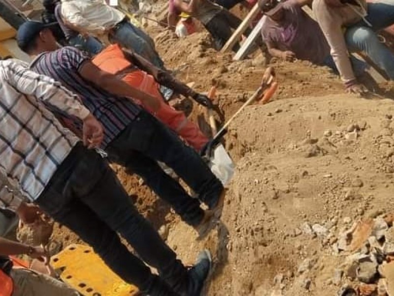 Dos trabajadores sepultados por alud de tierra en Xalapa