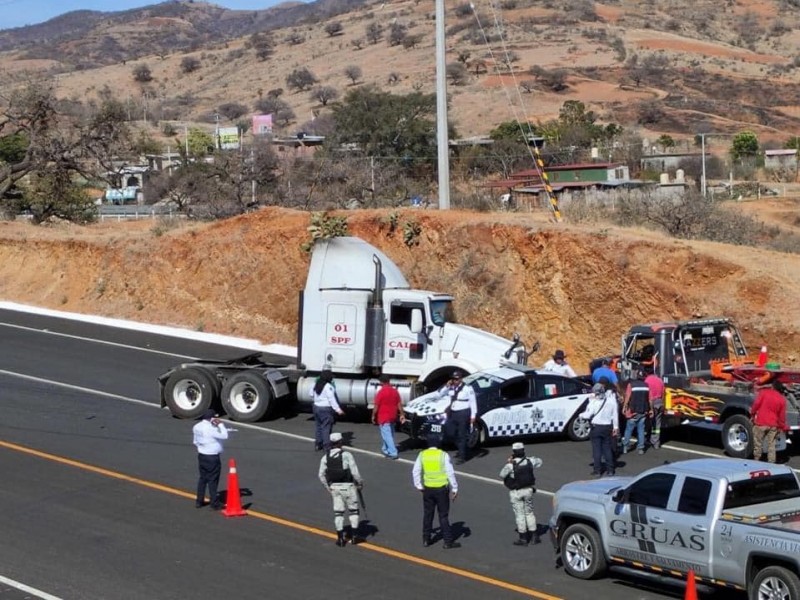 Dos tráilers accidentados; uno sufre rapiña, otro arrastra patrulla policiaca