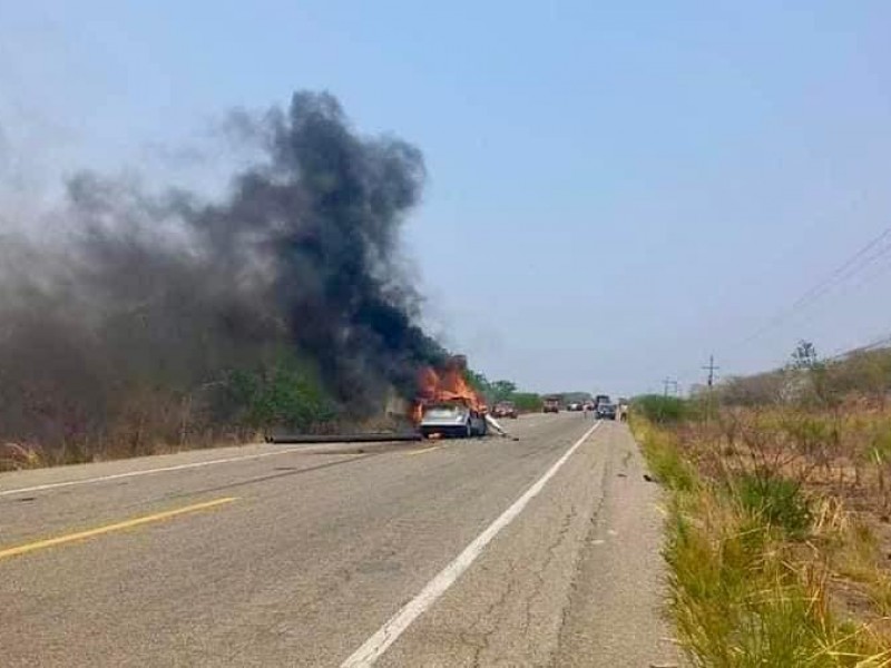 Dos vehículos calcinados sobre carretera panamericana en el Istmo