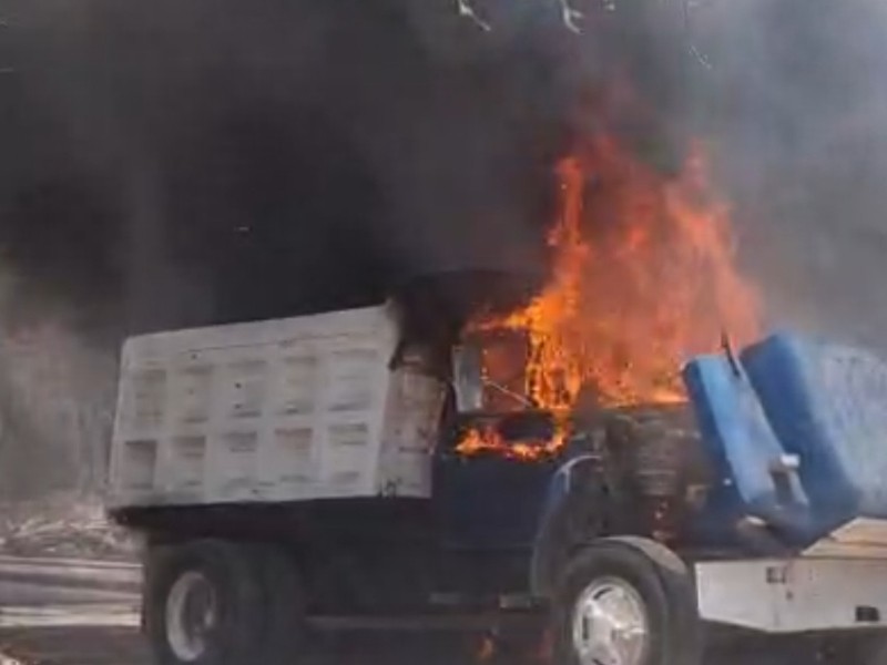 Dos vehículos de carga se incendian en La Victoria