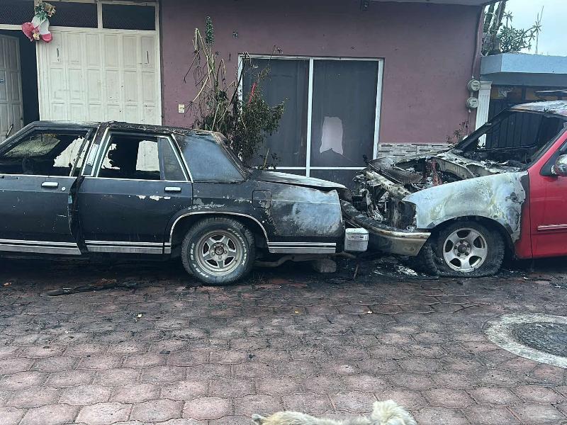 Dos vehículos quemados, vecinos señalan que incendio fue provocado por sujeto desconocido
