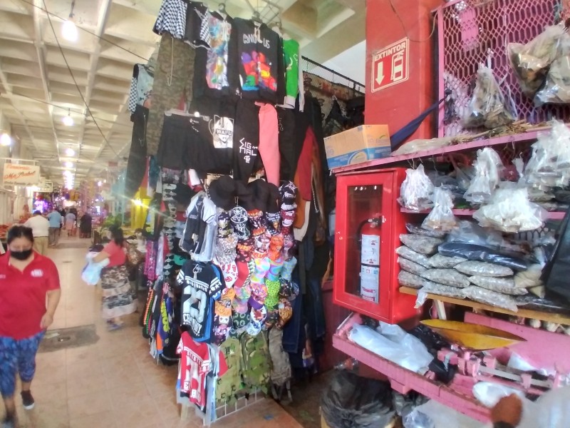 Dotan de extintores a comerciantes de Tehuantepec; buscan capacitación