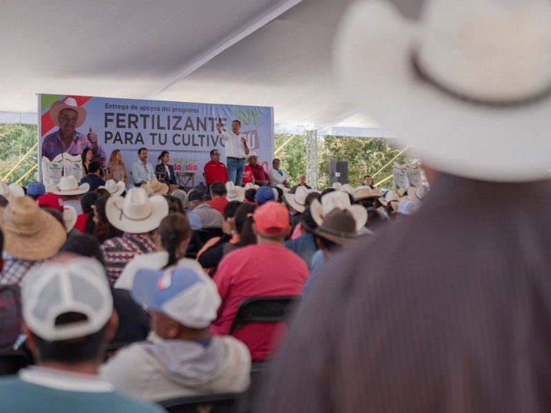 Dotan de fertilizantes a campesinos de San Miguel