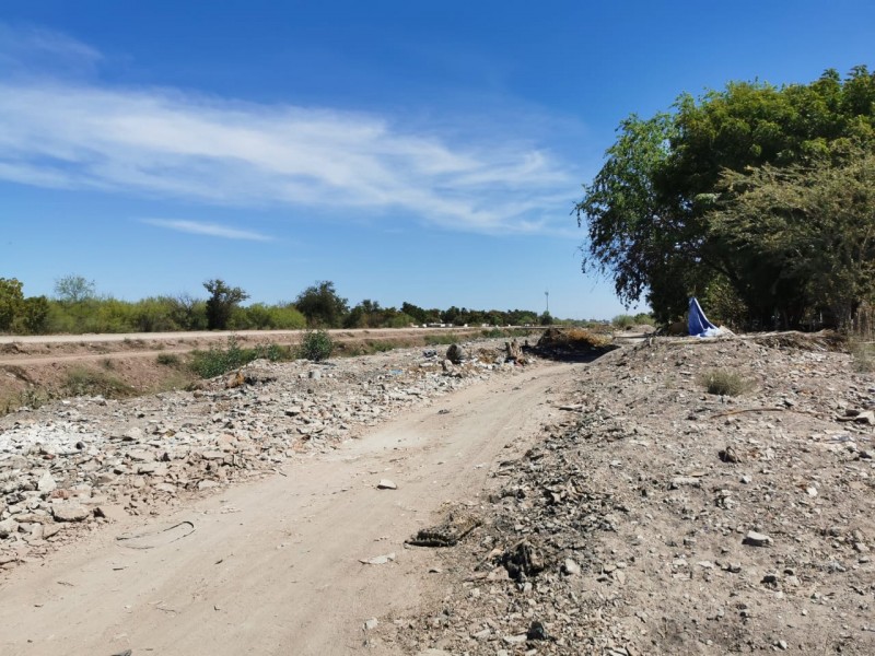 Dren Zacatecas se ha vuelto un basurón clandestino, aseguran habitantes