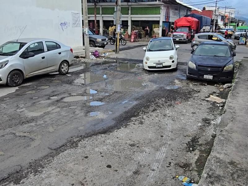 Drenaje colapsado afecta negocios y vecinos del Mercado de Abastos