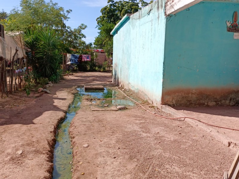 Drenaje colapsado en Nuevo San Miguel afecta salud de vecinos