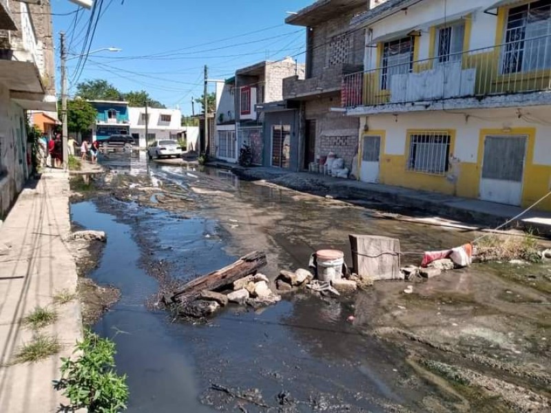 Drenaje colapsado provoca encharcamientos en colonia Tierra y Libertad