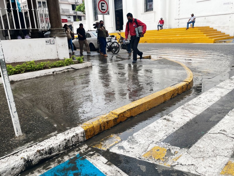 Drenaje desbordado en centro de Tuxpan