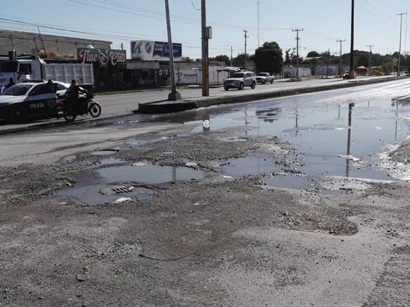 Drenaje sanitario forma lagunas en la colonia Lázaro Cárdenas