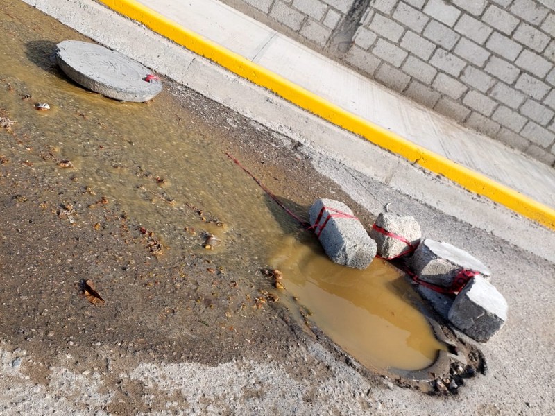Drenaje tapado de Miahuatlán contamina colonias de Tehuacán