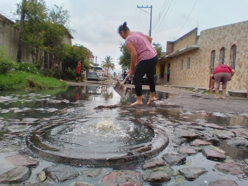 Drenajes colapsados en la colonia Comerciantes