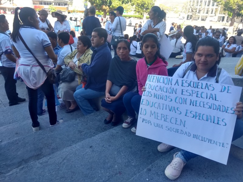 Drenajes colapsados ponen en riesgo salud de menores