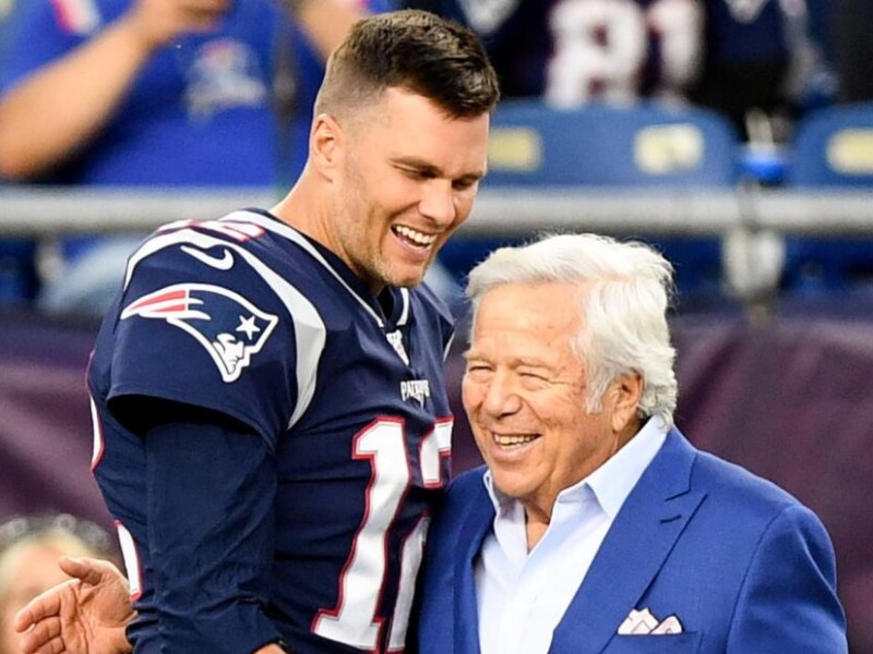 Dueño de Patriots firmará a Tom Brady para homenajearlo