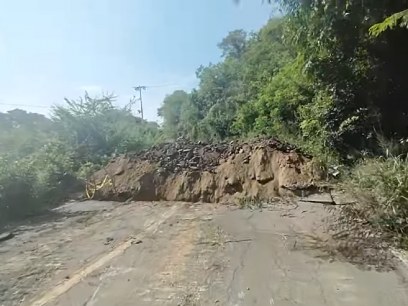 Dueños de desarrollo turístico cierran carretera a playa Destiladeras