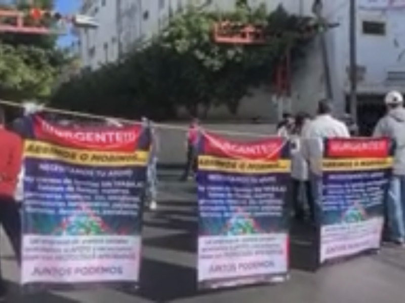 Dueños de salones de eventos cierran avenida en Chilpancingo