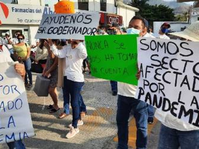 Dueños de salones de fiestas bloquean costera en Acapulco